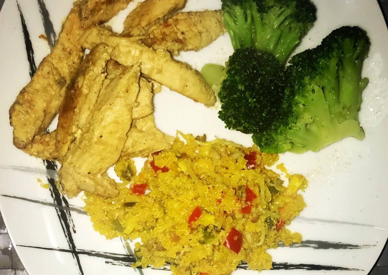 Pollo con mostaza dijón, quinoa con verduras y brócoli