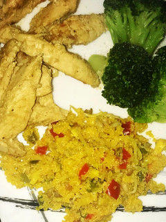 Una foto de Pollo con mostaza dijón, quinoa con verduras y brócoli