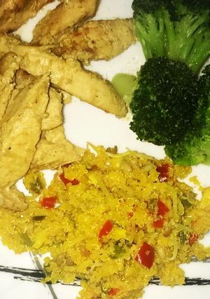 Una foto de Pollo con mostaza dijón, quinoa con verduras y brócoli