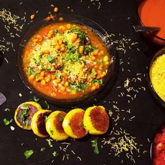 A picture of Aloo tikki chat.