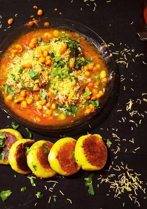 A picture of Aloo tikki chat.