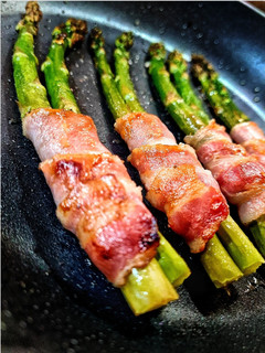Una foto de Espárragos con bacon