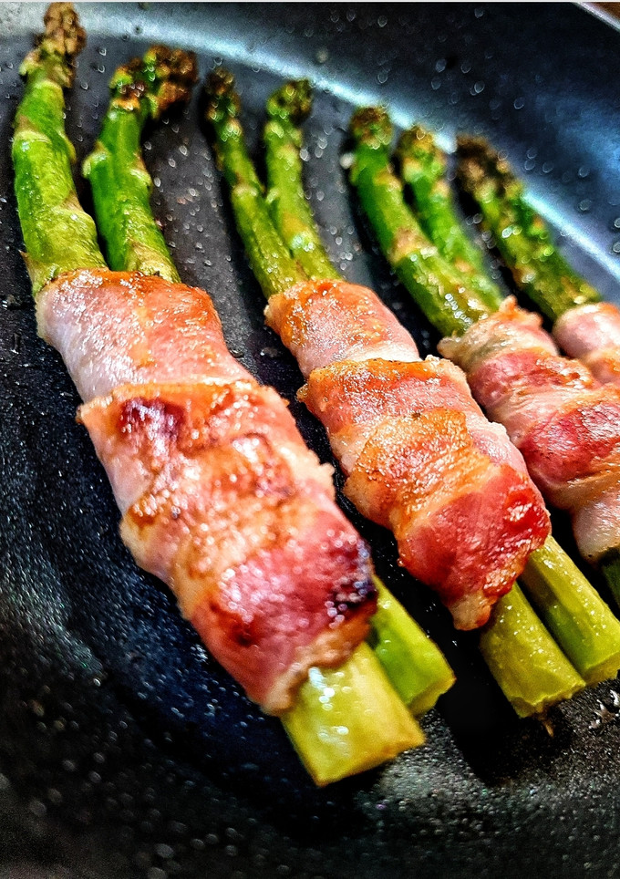 Una foto de Espárragos con bacon