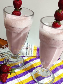 عکسی از دستور میلک شیک توت فرنگی🍓🍓