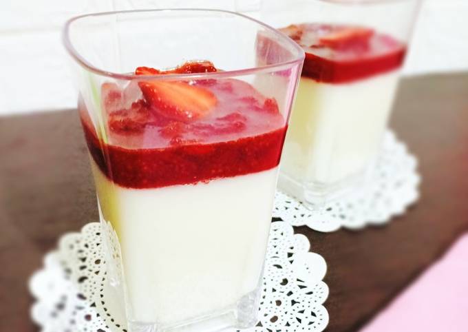 Resep Vanilla Panna Cotta with Strawberry compote Anti Gagal