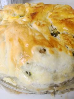 Una foto de Hojaldre de verduras y rulo de queso de cabra