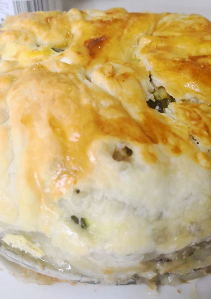 Una foto de Hojaldre de verduras y rulo de queso de cabra