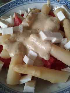 Una foto de Ensalada maña de tomate y espárragos