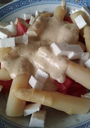 Una foto de Ensalada maña de tomate y espárragos