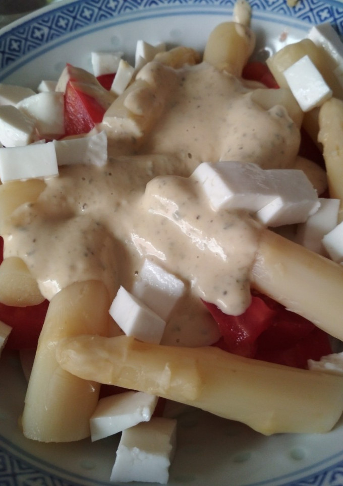 Una foto de Ensalada maña de tomate y espárragos