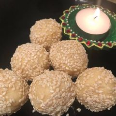 A picture of Til Laddoo.
