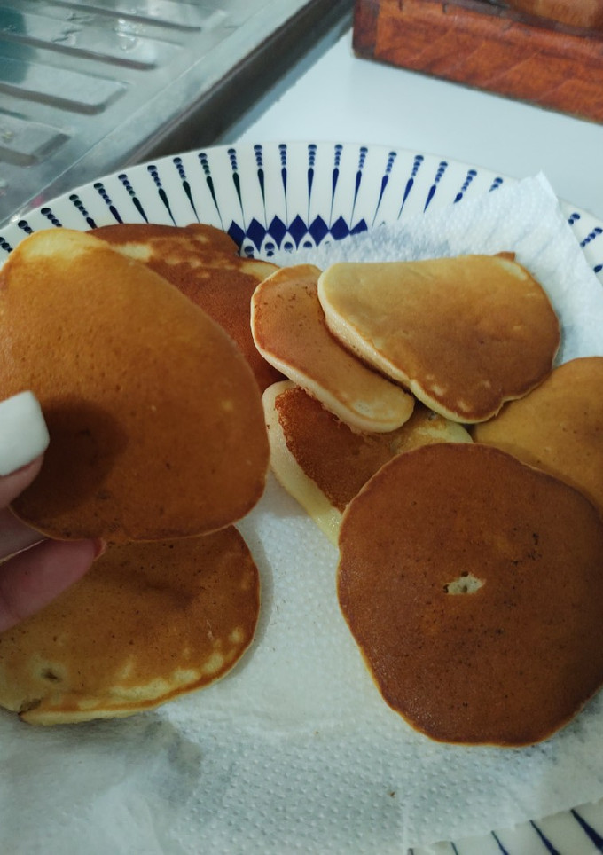 Una foto de Pancakes (o similar) con manzana. fácil y rico!