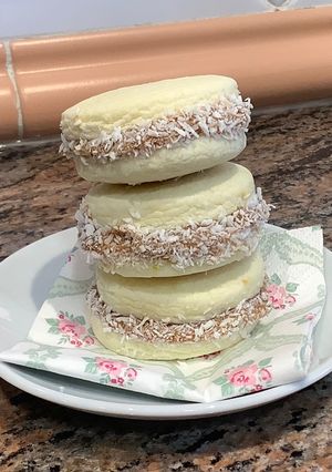 Una foto de Alfajores de Dulce de Leche 😋🍪