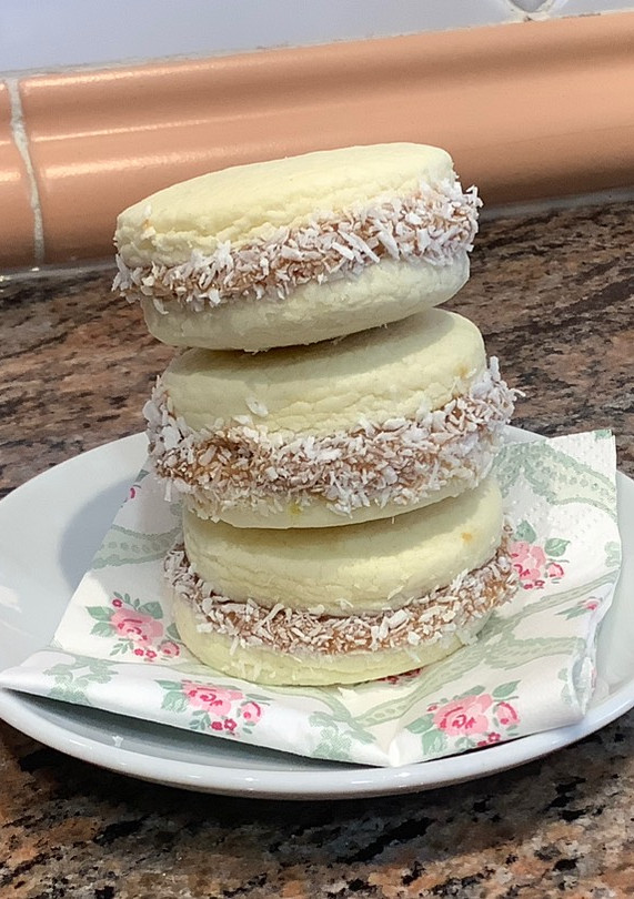 Una foto de Alfajores de Dulce de Leche 😋🍪