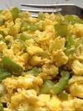 Huevo revuelto con pimiento morrón