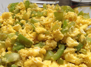 Una foto de Huevo revuelto con pimiento morrón