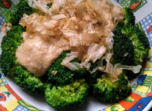 日本山藥拌西蘭花（家常簡單宴客菜）（微波料理）（低醣生酮餐） 的食譜成品照片