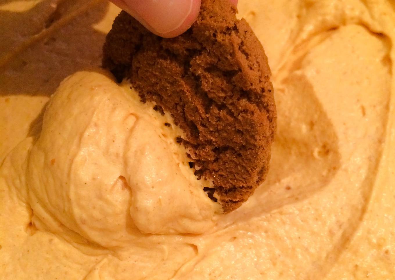 Easy Pumpkin Dip with Ginger Snaps