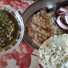 A picture of Sayee bhaji with brown rice.
