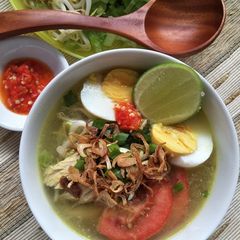 A picture of Indonesian Yellow Chicken Soup (Soto Ayam).