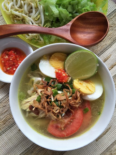 A picture of Indonesian Yellow Chicken Soup (Soto Ayam).