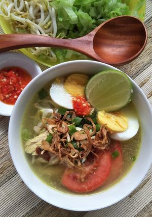 A picture of Indonesian Yellow Chicken Soup (Soto Ayam).