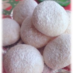 A picture of Snowball Cookies for Christmas.