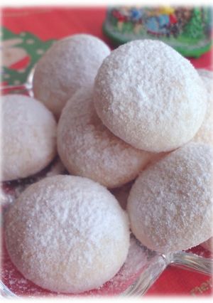 A picture of Snowball Cookies for Christmas.