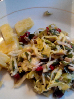 Una foto de Ensalada de espinaca, piña, y aguacate con una salsa de limón, miel y vinagre balsámico