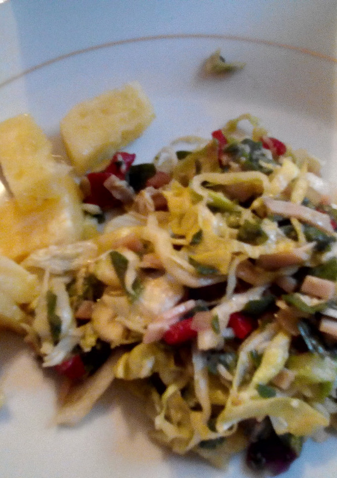Una foto de Ensalada de espinaca, piña, y aguacate con una salsa de limón, miel y vinagre balsámico