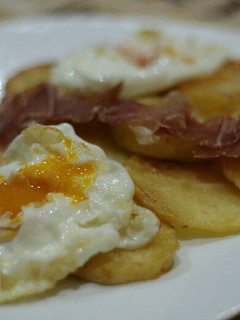 Una foto de Huevos rotos con jamón muy fácil