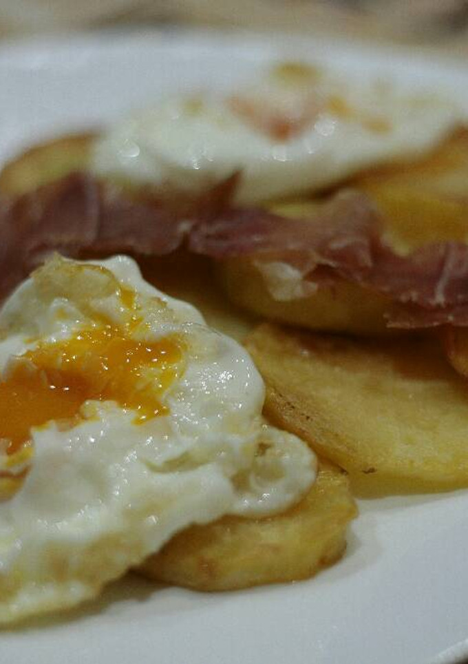 Una foto de Huevos rotos con jamón muy fácil