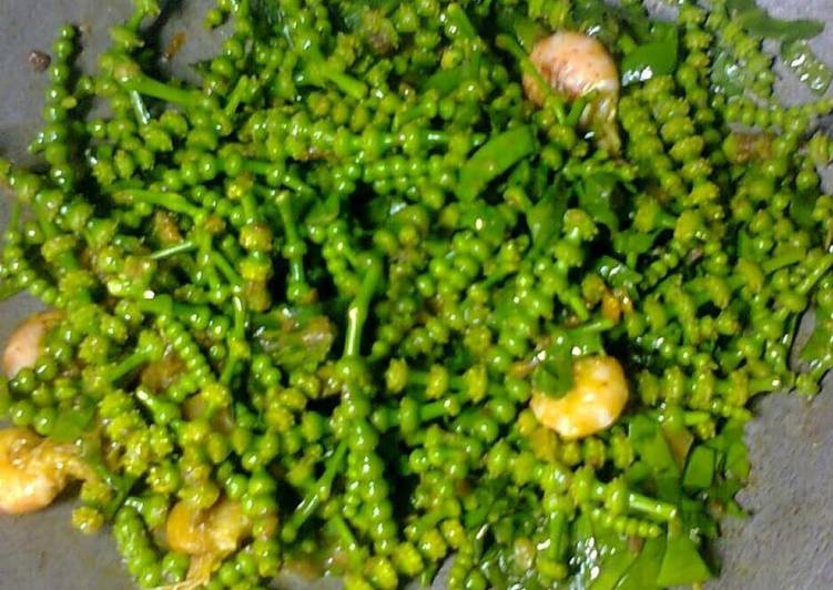 Crah bungoeng mulieng (tumis Bunga melinjau)