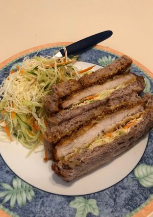 Una foto de Sándwich Tonkatsu Japonés KATSU SANDO🇺🇾 🇯🇵 カツサンド