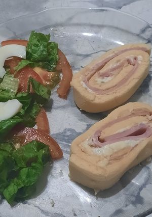 Una foto de Sabores de primavera - pionono de roque y ensalada