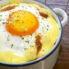 A picture of Baked Curry Rice with Eggs.