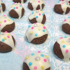 A picture of Snowball-style Decorated Chocolate Cookies.
