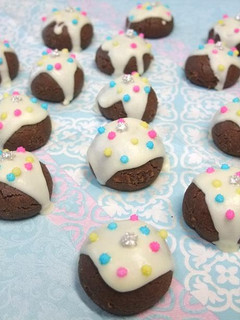 A picture of Snowball-style Decorated Chocolate Cookies.