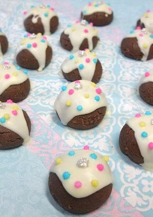 A picture of Snowball-style Decorated Chocolate Cookies.