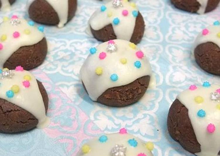 Steps to Make Favorite Snowball-style Decorated Chocolate Cookies