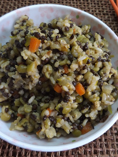 Una foto de Wok vegetal con arroz, legumbres y vegetales