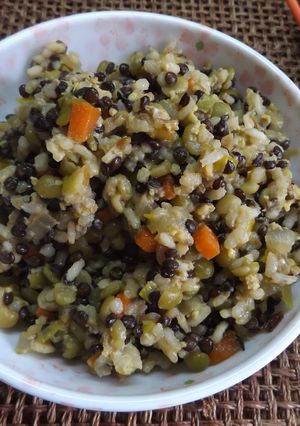 Una foto de Wok vegetal con arroz, legumbres y vegetales