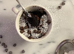 Una foto de Mug cake de Oreo de 2 ingredientes sin horno 🤯
