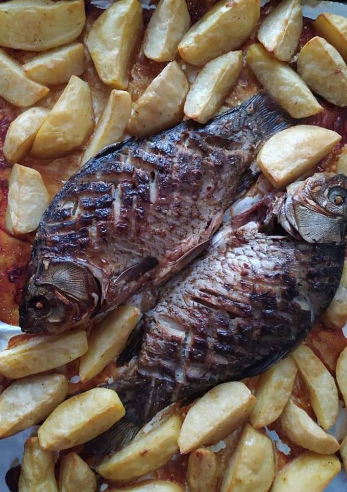 Запечені карасі з картошкою