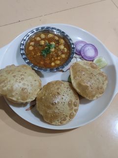 છોલે પૂરી (Chhole Poori Recipe in Gujarati) રેસીપી મુખ્ય ફોટો