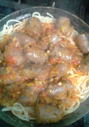 Una foto de Chorizos a la pomarola con tallarines