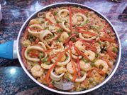 Una foto de arroz con azafran y camarones