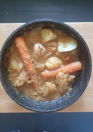 A picture of Chicken Thyme Stew.