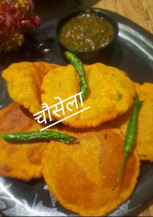 चौसेला(मक्क़ी आटे की पूरी) रेसिपी मुख्य फोटो