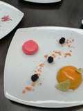 Mousse de pilloncillo con relleno de jelly de tejocote y guayaba